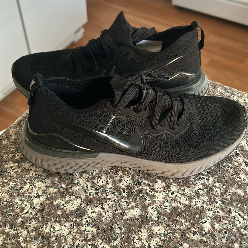 Woman’s Nike flyknit shoes size 8